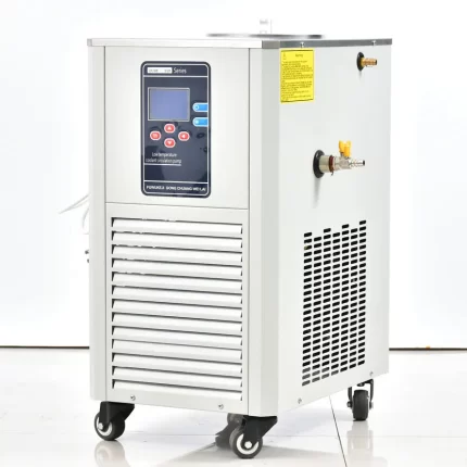 Refrigeratore a circolazione di liquido per il raffreddamento a bassa temperatura