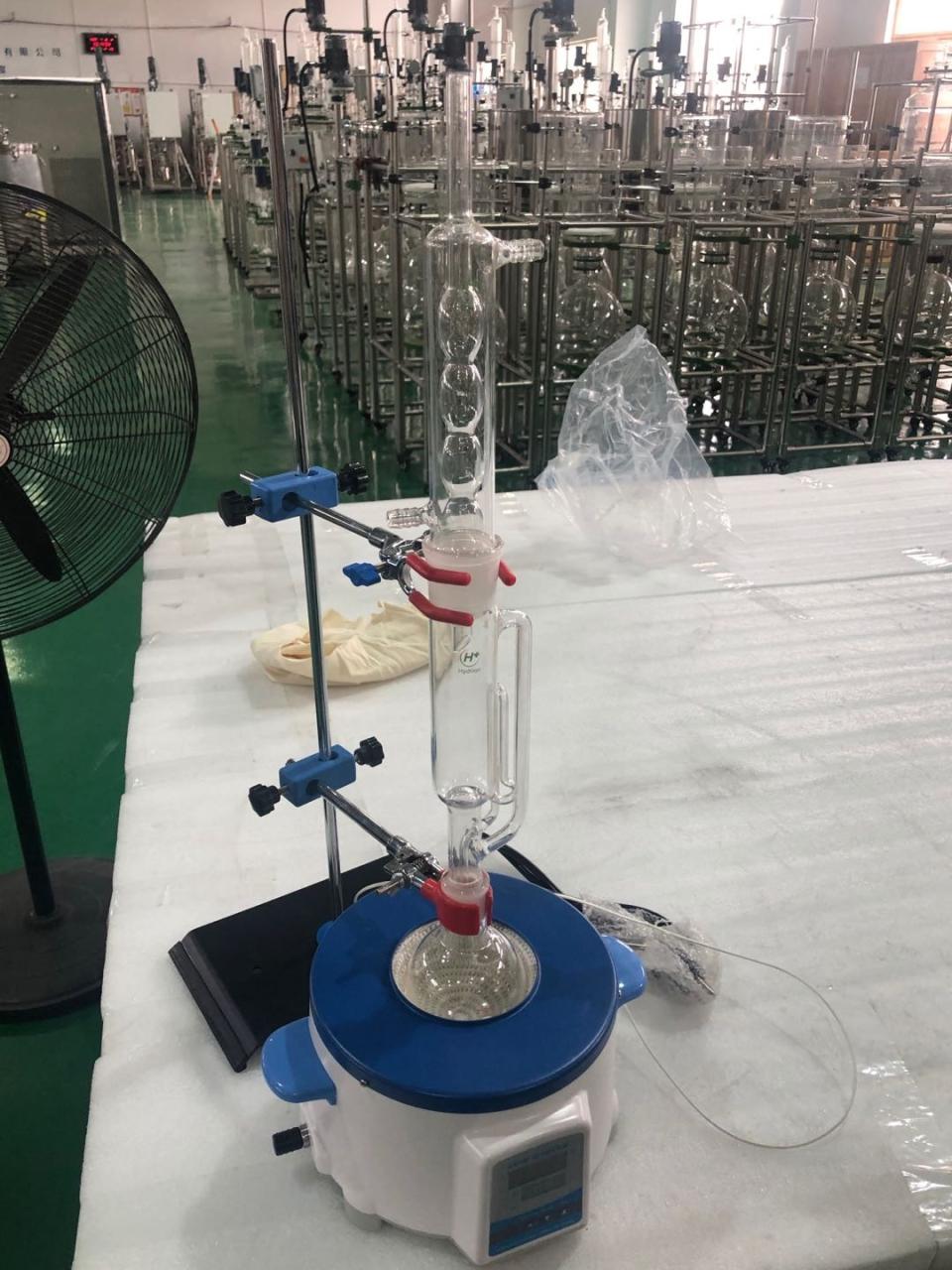 Lab glassware soxhlet extraction apparatus with coil condenser