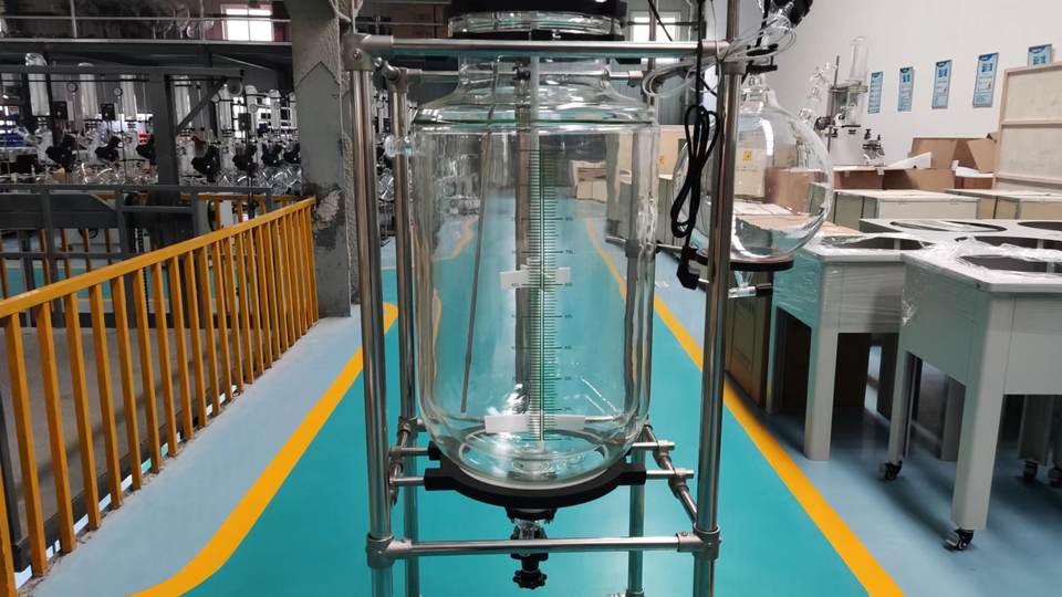 Réacteur à double paroi en verre borosilicate pour le mélange et la distillation à grande échelle.